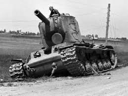 Với ý định ngăn chặn đà tiến quân thần tốc của quân Đức phát xít, vào ngày 23/6, Hồng quân đã tung các xe tăng hạng nặng KV-1 và KV-2, được các nhà lãnh đạo Quân đội Liên Xô kỳ vọng để chặn đà tiến công của quân Đức đang tiến gần Raseiniai. Ảnh: Xe tăng KV - Nguồn: Wikipedia.