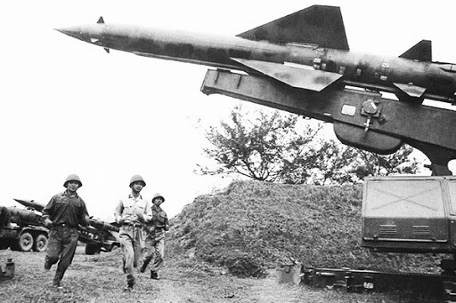 Đúng 19 giờ, Đại đội Radar 16 phát hiện có nhiễu B-52. Kíp trắc thủ đã kịp thời thông báo những toạ độ đầu tiên của mục tiêu. Vài phút sau, từ Sở chỉ huy Quân chủng, tín hiệu báo động B-52 cho toàn thể lực lượng PK-KQ được truyền đi, từ các báo vụ viên phát đi trên làn sóng điện. Nguồn ảnh: Thearchive.