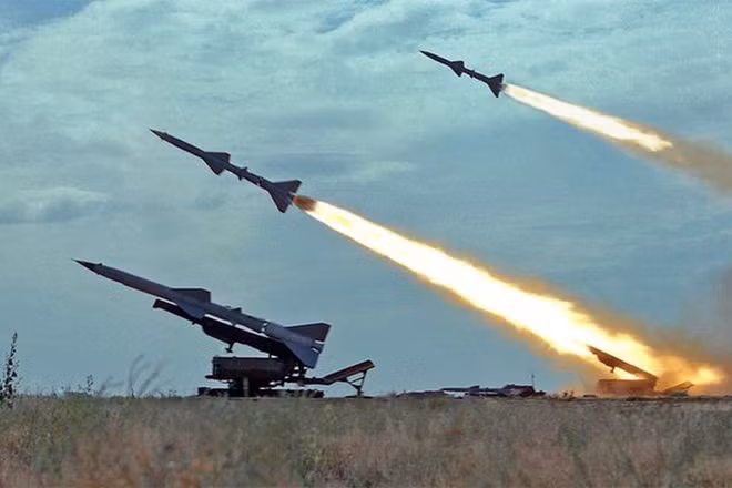 Phát hiện ra B-52, toàn kíp hợp đồng bám sát mục tiêu, đợi đến khi chiếc đi đầu vào đến cự ly 36km, Tiểu đoàn trưởng hạ lệnh “phóng”. Dương Văn Thuận bấm nút phóng liền 2 quả tên lửa rồi, hợp đồng cùng 3 trắc thủ điều khiển đạn trúng đích. Nguồn ảnh: Thearchive.