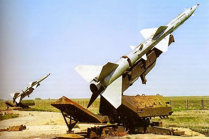 19 giờ 15 phút, ở Đại đội Radar 45, Đài trưởng Nghiêm Đình Tích báo cáo với Đại đội trưởng của mình, với sự khẳng định hết sức dũng cảm và dứt khoát: “B-52 đang bay vào Hà Nội”. Các đơn vị chủ động vào trận đánh với một quyết tâm rất cao. Tất cả các bệ phóng, các nòng pháo đã quay về hướng địch. Nguồn ảnh: Thearchive.