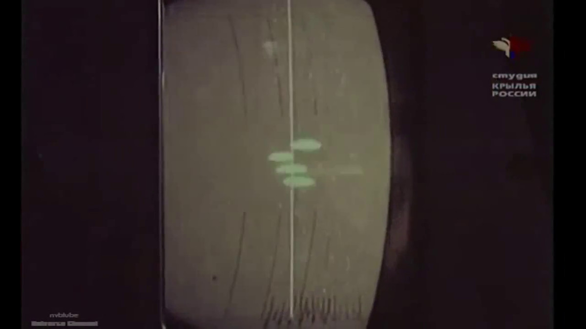 20 giờ 13 phút, các trắc thủ báo cáo: “Có nhiễu B52”. Tiểu đoàn trưởng Nguyễn Thắng hạ lệnh phát sóng, nhưng các dải nhiễu lại dày đặc, đan chéo vào nhau, không xác định được tọa độ B52. Dương Văn Thuận nhanh trí tập trung vào hướng chủ yếu nâng cao tần số, liền phát hiện được dải nhiễu đậm, sáng mịn hơn. Nguồn ảnh: Thearchive.