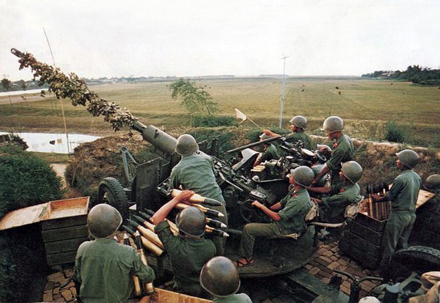 Gần như toàn bộ các loại hỏa lực phòng không của ta đều khai hỏa, thế trận phòng không nhân dân phát huy hết khả năng, tạo ra lưới lửa dày đặc, đa tầng để đảm bảo không một chiếc máy bay địch nào có thể dễ dàng ra vào bầu trời Hà Nội. Nguồn ảnh: Thearchive.