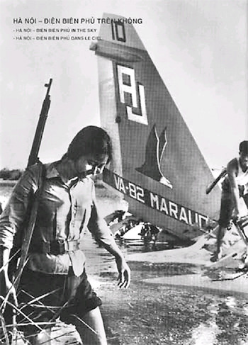 Tấm kim loại in rõ chữ “AIR-CRAFT-MODEL B-52G” khiến Đại tướng Võ Nguyên Giáp vô cùng xúc động. Đại tướng đã biểu dương cán bộ, chiến sĩ Đoàn Phòng không Hà Nội, đặc biệt là bộ đội Tiểu đoàn 59 đã đánh giỏi, lập công đầu xuất sắc, mở màn cho những chiến thắng giòn giã của quân và dân ta trong Chiến dịch Phòng không bảo vệ Hà Nội tháng 12/1972. Nguồn ảnh: Thearchive.