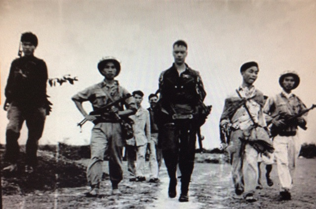 Tin Tiểu đoàn tên lửa 59 bắn rơi chiếc máy bay B-52 đầu tiên ở Phù Lỗ và quân dân huyện Đông Anh, bắt được giặc lái B-52 được lan đi nhanh chóng. Ngay trong đêm, Trung đoàn phó Võ Công Lạng đã trực tiếp đến cánh đồng Chuôm, xã Phù Lỗ, huyện Đông Anh-nơi chiếc máy bay rơi để xác minh. Nguồn ảnh: Thearchive.