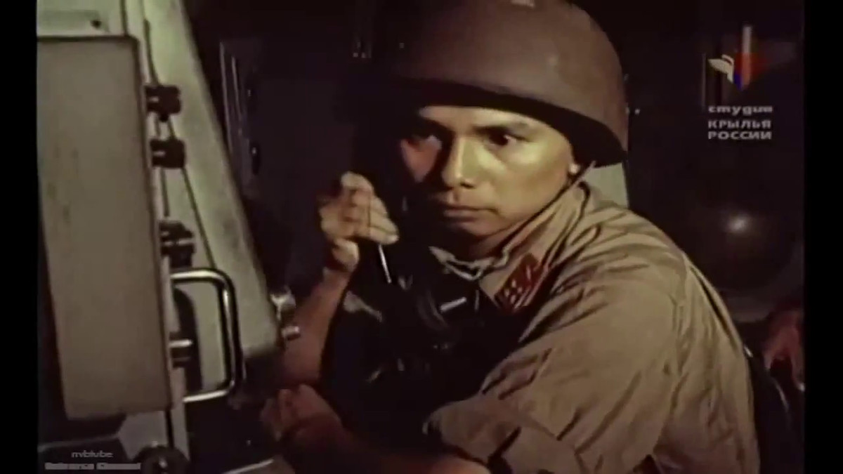 Kíp chiến đấu gồm: Tiểu đoàn trưởng Nguyễn Thăng, Chính trị viên Vũ Văn Dương, sĩ quan điều khiển Dương Văn Thuận, trắc thủ góc tà Lê Xuân Linh, trắc thủ cự ly Ngô Đức Tứ và trắc thủ phương vị Ngô Xuân Đoàn, tất cả đều tập trung cao độ bám mục tiêu, chờ thời cơ khai hỏa. Nguồn ảnh: Thearchive.