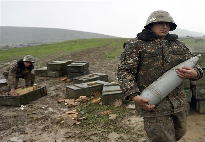 Vũ khí của quân đội Armenia đa phần do Liên Xô cũ và Nga cung cấp, tuy nhiên thời gian đây không có bất cứ hợp đồng nào mua sắm đáng kể giữa Yerevan và Moscow trừ hợp đồng mua 4 chiếc chiến đấu cơ hạng nặng Su-30SM hiện đại bởi kinh phí quốc phòng của Armenia là khá hạn hẹp. Về Azerbaijan lại là một khách hàng khá thân thiết của Nga với hợp đồng mua các tổ hợp phòng không tầm xa S-300PMU2, hợp đồng mua 100 xe tăng T-90S hiện đại,… Vì vậy, Nga không muốn phải ngả về bất cứ bên nào nếu không muốn mất lòng bên còn lại. Ảnh: Binh sĩ Armenia nạp đạn cho lựu pháo trên chiến trường Karabakh.