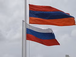 Đứng trước nguy cơ cao thất trận dẫn đến mất kiểm soát toàn bộ vùng lãnh thổ Nagorno - Karabakh vào tay đối thủ Azerbaijan, cuối cùng Armenia cũng phải dùng đến chiêu bài cuối cùng đó là yêu cầu Nga thực hiện các điều khoản của Hiệp ước An ninh Tập thể (CSTO) mà Armenia đã tham gia từ năm 2002. Ảnh: Quốc kỳ Nga tung bay bên cạnh quốc kỳ Armenia