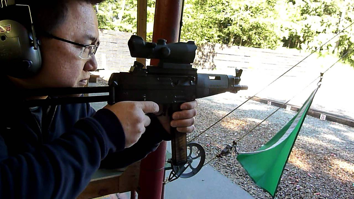 Tiểu liên SAF hoạt động theo nguyên lý trích khí ngắn, sử dụng cơ cấu khóa nòng xoay, tương tự như khóa nòng của súng trường tiến công M-16 của Mỹ; súng có 3 chế độ bắn là phát một, liên thanh và ba viên một. SAF dùng đạn 9x19 mm Parabellum; ngoài ra còn có một phiên bản bắn đạn .40S&amp;W. Hộp tiếp đạn của súng 30 viên, tầm bắn hiệu quả là 100 mét.