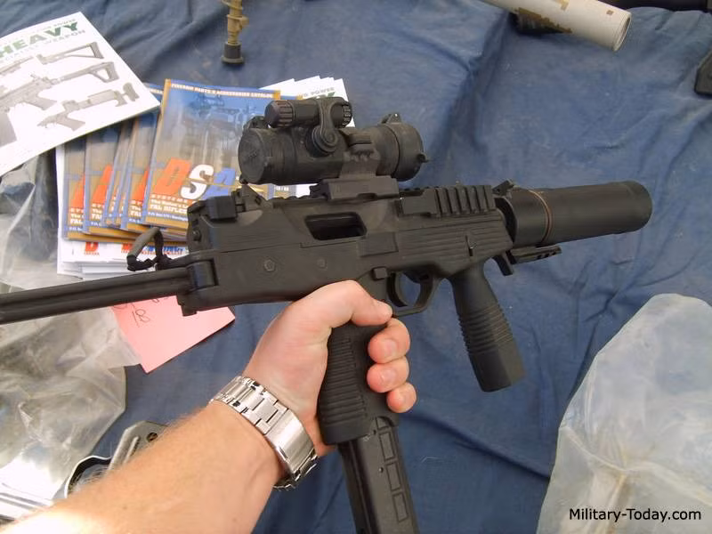 MP9 là loại tiểu liên hoạt động theo phương pháp phản lực, có hình dáng nhỏ hơn khẩu MP5 của Đức. Kích thước nhỏ gọn và trọng lượng nhẹ, khiến MP9 phù hợp với các lực lượng thực thi pháp luật và các đơn vị hoạt động đặc biệt. Tuy nhiên, nó thua các loại tiểu liên lớn hơn về tầm bắn và độ chính xác.