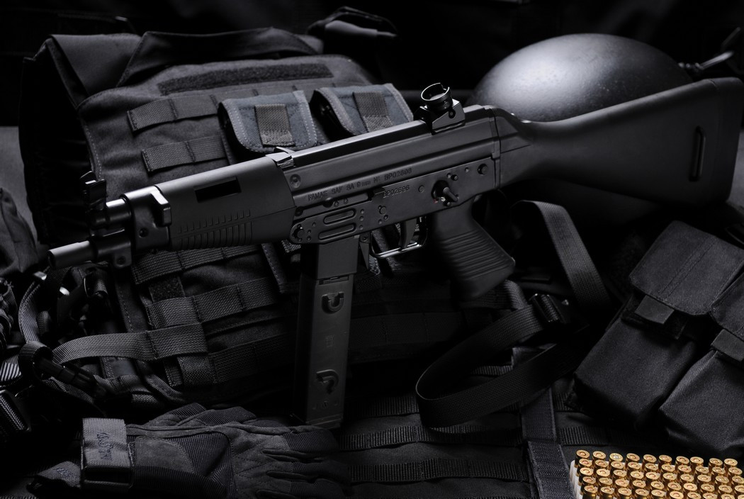 SAF có hình dáng khẩu MP5 nổi tiếng và rất thành công của Đức, nhưng cấu tạo bên trong theo mẫu khẩu súng trường tấn công FAMAE SG 540, được FAMAE sản xuất vào những năm 1980. SAF có thể được coi là phiên bản thu nhỏ và cải tiến của súng trường tấn công SG 540.