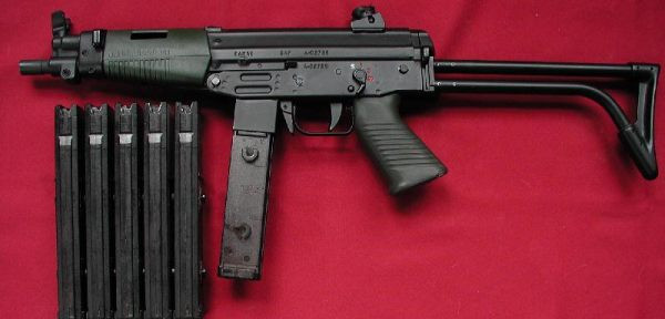 Đứng cuối trong top 10 mẫu tiểu liên nổi tiếng là khẩu FAMAE SAF đến từ quốc gia Mỹ Latinh, FAMAE SAF do công ty FAMAE của Chile phát triển. SAF bắt đầu được sản xuất loạt vào năm 1993, sử dụng cho cả quân đội và lực lượng thực thi pháp luật Chile. Ngoài ra nó đã được xuất khẩu sang một số quốc gia, bao gồm cả Bồ Đào Nha.