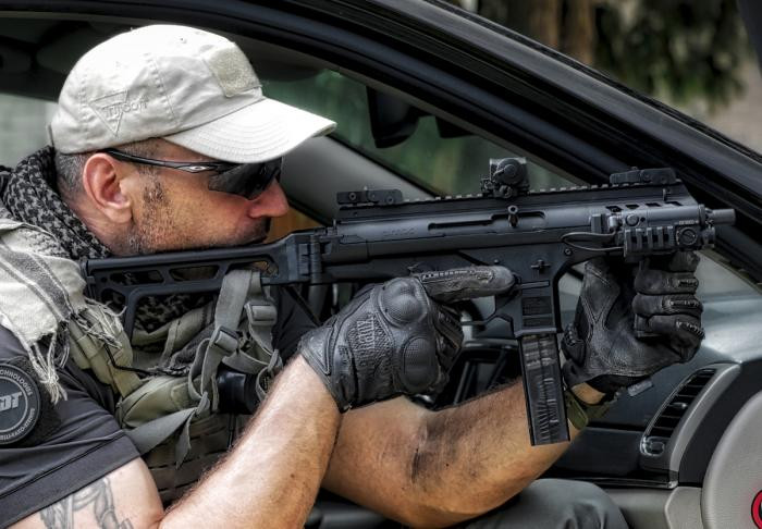 PM12 sử dụng đạn 9x19 mm Parabellum tiêu chuẩn NATO, nhưng đã chứng minh là một vũ khí mạnh mẽ, thoải mái khi sử dụng và chính xác; tầm bắn hiệu quả của súng là 100 mét. Súng rất ổn định khi được bắn, nhược điểm của súng là trọng lượng tương đối nặng. Hộp tiếp đạn có sức chứa 20, 32 hoặc 40 viên.