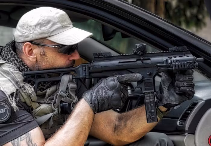 PM12 sử dụng đạn 9x19 mm Parabellum tiêu chuẩn NATO, nhưng đã chứng minh là một vũ khí mạnh mẽ, thoải mái khi sử dụng và chính xác; tầm bắn hiệu quả của súng là 100 mét. Súng rất ổn định khi được bắn, nhược điểm của súng là trọng lượng tương đối nặng. Hộp tiếp đạn có sức chứa 20, 32 hoặc 40 viên.