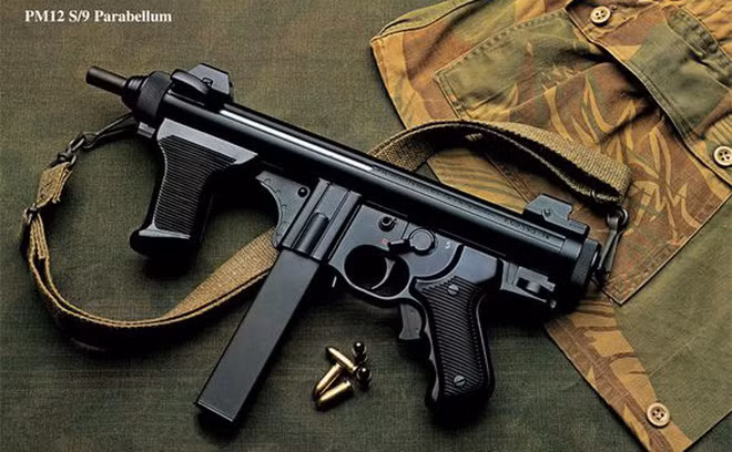 Một mẫu súng tiểu liên nổi tiếng đến từ Italia là khẩu PM12 Beretta, được phát triển vào thập niên 1950; chữ PM là tên viết tắt của chữ "súng ngắn bắn liên thanh". Năm 1961 PM12 được Quân đội Italia, lực lượng đặc biệt và lực lượng thực thi pháp luật đưa vào biên chế.