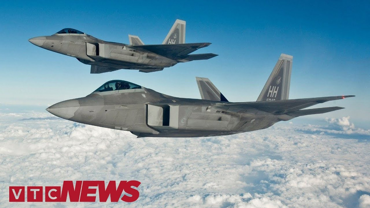 Hơn nữa để đảm bảo khả năng tàng hình, trong chiến đấu, F-22 không mang theo thùng nhiên liệu phụ; vấn đề này cũng sẽ ảnh hưởng lớn đến bán kính chiến đấu, của loại chiến đấu cơ tàng hình hạng nặng này.