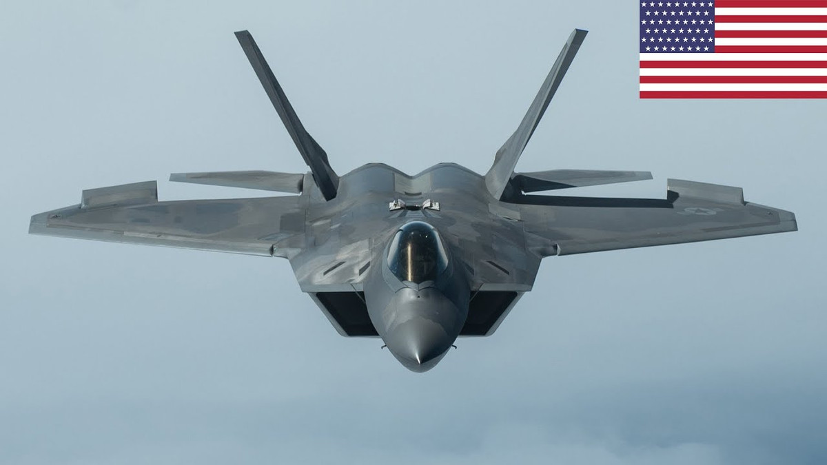 Để khắc phục bán kính hoạt động hạn chế của loại tiêm kích số 1 này, Mỹ lập rất nhiều căn cứ ở nước ngoài; đồng thời các loại máy bay phục vụ như máy bay tiếp dầu có thể hỗ trợ đắc lực cho tiêm kích F-22; nhưng điều này chắc chắn sẽ ảnh hưởng đến việc sử dụng tác chiến của F-22.