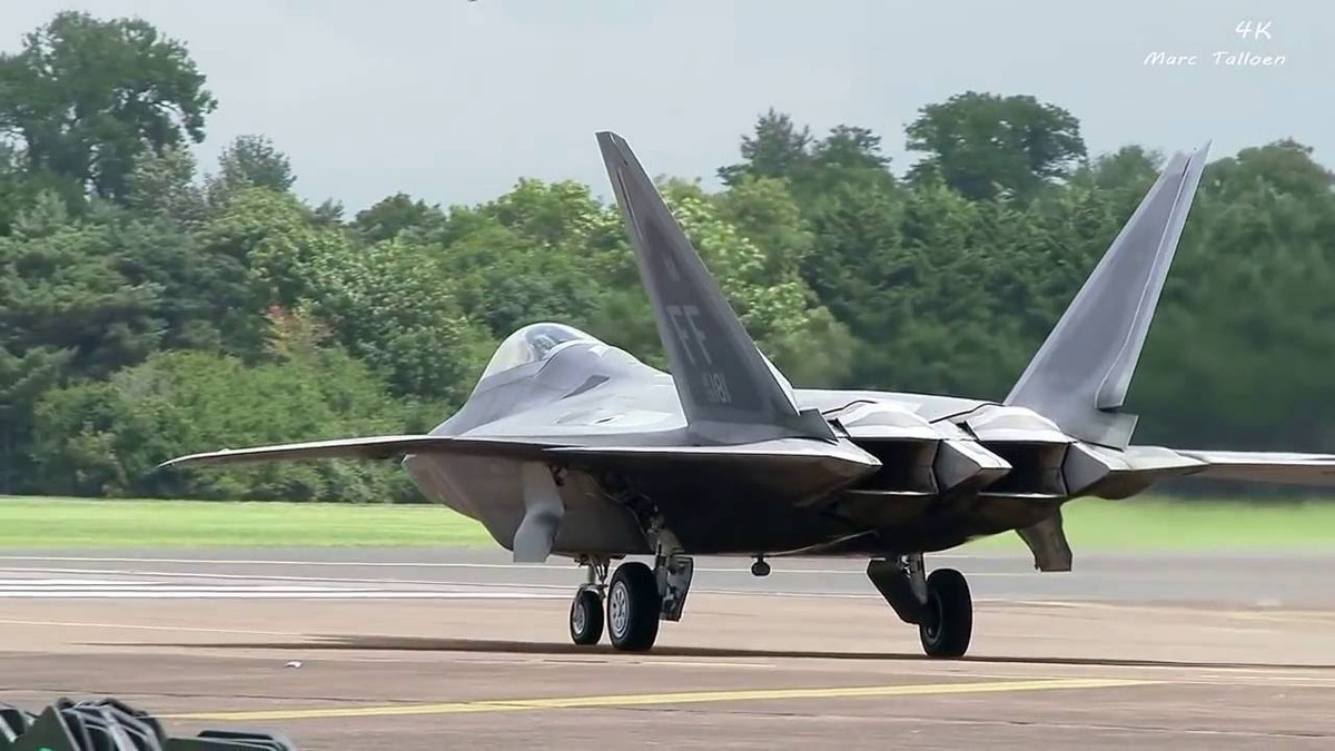 Tuy nhiên F-22 cũng chưa phải là quá hoàn hảo; thứ nhất, về bán kính chiến đấu, F-22 có bán kính chiến đấu chỉ 700 km (tương đương với MiG-29 của Liên Xô đời đầu). Ngược lại, bán kính chiến đấu của F-35 là hơn 1.000 km, trong khi bán kính chiến đấu của tiêm kích chủ lực thế hệ 4 của Mỹ là F-15 có thể vượt quá 1.500 km.
