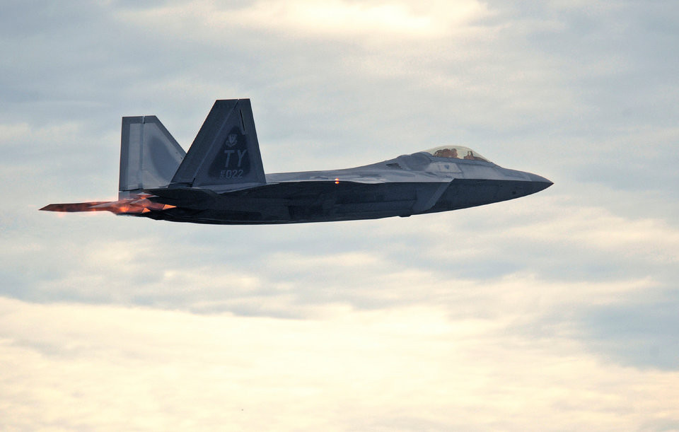 Tuy nhiên với việc làm chủ công nghệ, F-22 đã được Không quân Mỹ nâng cấp thường xuyên để nó luôn giữ vai trò là chiến đấu cơ số 1 thế giới, nhất là các hệ thống điện tử, hàng không và liên kết mạng. Vì vậy, nếu so với các máy bay chiến đấu khác trên thế giới, F-22 vẫn là mẫu máy bay mạnh nhất về hiệu suất tổng thể.