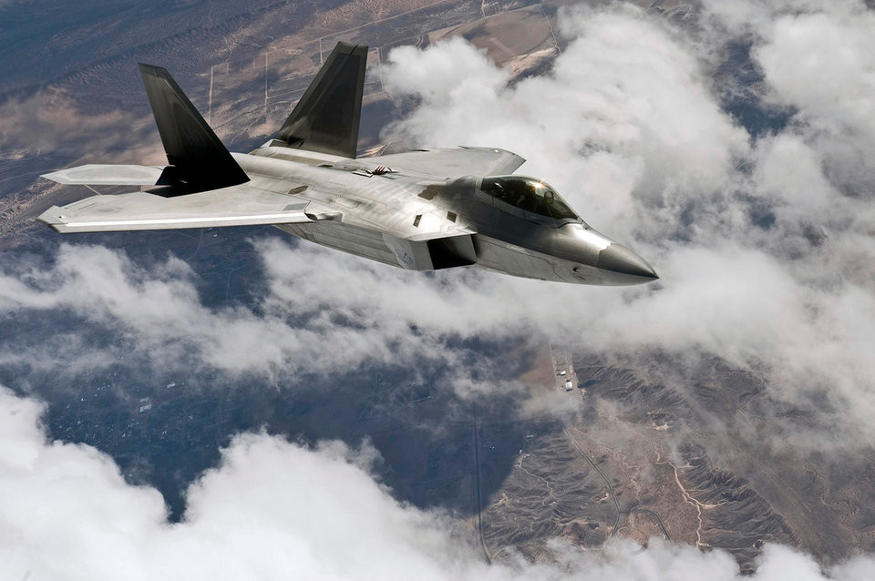 Ngoài ra, trang thiết bị điện tử hàng không của F-22 cũng không tiên tiến như mọi người lầm tưởng, so với F-35 thì nó tụt hậu và không thể phát huy vai trò của F-22 là "trung tâm" tác chiến điện tử và kết nối không gian mạng.