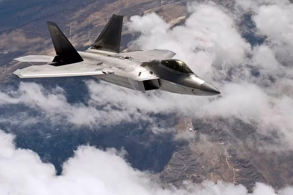 Ngoài ra, trang thiết bị điện tử hàng không của F-22 cũng không tiên tiến như mọi người lầm tưởng, so với F-35 thì nó tụt hậu và không thể phát huy vai trò của F-22 là "trung tâm" tác chiến điện tử và kết nối không gian mạng.