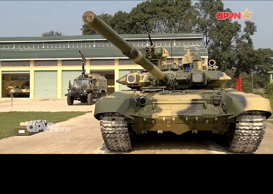 Xe tăng T-90S/SK là phiên bản xuất khẩu cực kỳ thành công của mẫu xe tăng T-90A nổi tiếng do LB Nga chế tạo trong sau những năm 1990. Xe trang bị một pháo nòng trơn 2A46M 125mm có thể bắn tên lửa chống tăng qua nòng, bảo vệ bởi lớp giáp phản ứng nổ Kontakt-5 tiên tiến cùng hệ thống phòng vệ chủ động Shtora-1 cho chiếc xe có lớp phòng thủ hoàn hảo, cực kỳ khó tiêu diệt đã được chứng minh qua thực tế chiến đấu. Có thể nói rằng ở Đông Nam Á, có ít mẫu xe tăng nào có thể so sánh được với T-90S/SK của ta. Ảnh: Cận cảnh xe tăng T-90 tại Lữ đoàn 201.