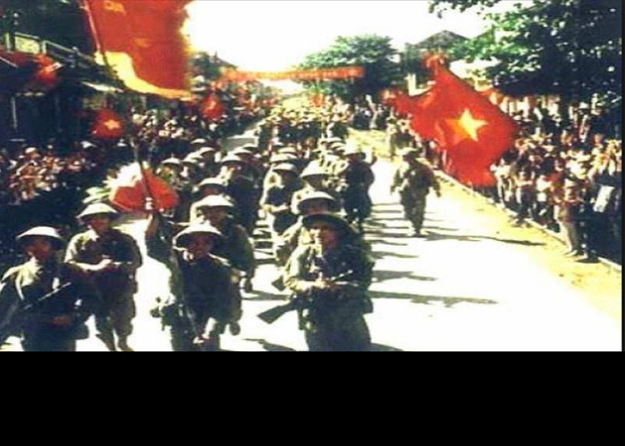Ngày 10/10/1954, Đoàn Vệ quốc quân hùng dũng tiến vào Thủ đô từ các ngả, tiếp quản lại thành phố và giải giáp tàn quân Pháp, chính thức làm chủ Hà Nội, mở ra kỷ nguyên mới độc lập tự chủ cho đất nước Việt Nam giữa sự chào đón nồng nhiệt của hàng vạn đồng bào. Đúng 66 năm sau, đoàn quân năm nào nay đã lớn mạnh vượt trội, quân đội ta đã xây dựng được một thế trận quốc phòng bảo vệ thành phố đầu não của cả nước một cách toàn diện, tinh nhuệ và có sức chiến đấu cao, đảm bảo sự an toàn tuyệt đối cho các cơ quan Đảng và Chính phủ Trung ương. Ảnh: Đoàn Vệ quốc quân tiến vào giải phóng Thủ đô năm 1954.