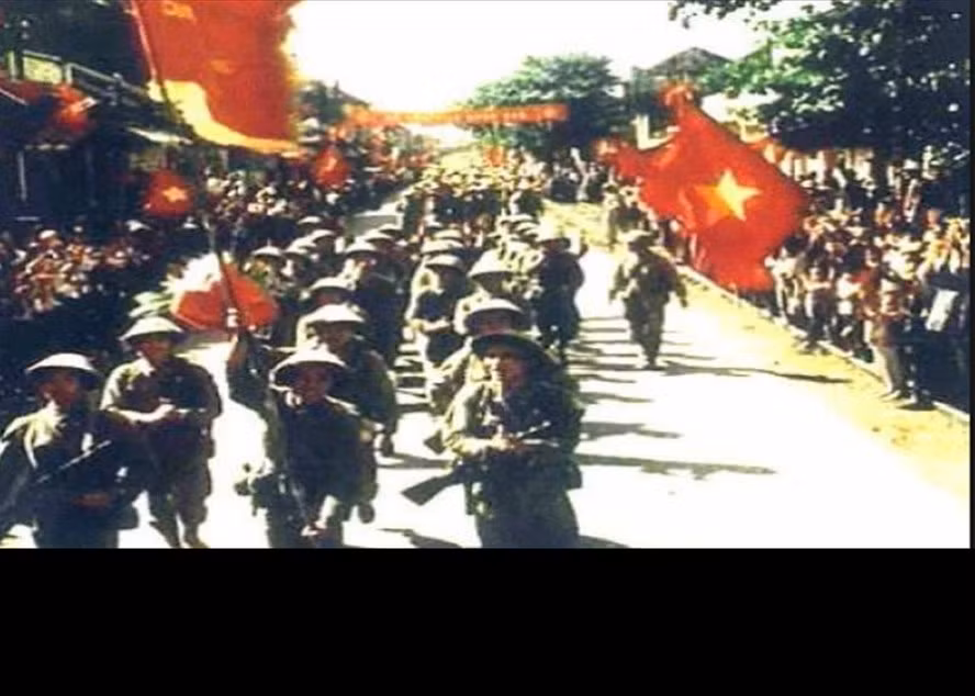 Ngày 10/10/1954, Đoàn Vệ quốc quân hùng dũng tiến vào Thủ đô từ các ngả, tiếp quản lại thành phố và giải giáp tàn quân Pháp, chính thức làm chủ Hà Nội, mở ra kỷ nguyên mới độc lập tự chủ cho đất nước Việt Nam giữa sự chào đón nồng nhiệt của hàng vạn đồng bào. Đúng 66 năm sau, đoàn quân năm nào nay đã lớn mạnh vượt trội, quân đội ta đã xây dựng được một thế trận quốc phòng bảo vệ thành phố đầu não của cả nước một cách toàn diện, tinh nhuệ và có sức chiến đấu cao, đảm bảo sự an toàn tuyệt đối cho các cơ quan Đảng và Chính phủ Trung ương. Ảnh: Đoàn Vệ quốc quân tiến vào giải phóng Thủ đô năm 1954.