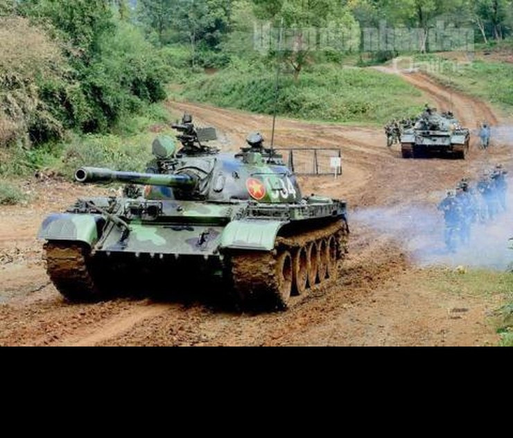 Đầu tiên, chúng ta phải kể đến nắm đấm thép có sức mạnh đáng gờm nhất toàn bộ Binh chủng Tăng - Thiết giáp Việt Nam đóng quân tại ngoại ô thành phố Hà Nội, có trọng trách là lực lượng đột kích mạnh bảo vệ Thủ đô trong trường hợp có chiến tranh xảy ra đó chính là Lữ đoàn 201 đóng tại thị trấn Xuân Mai, huyện Chương Mỹ. Ảnh: Đội hình xe tăng T-55 của Lữ đoàn 201 phối thuộc bộ binh vượt cửa mở.