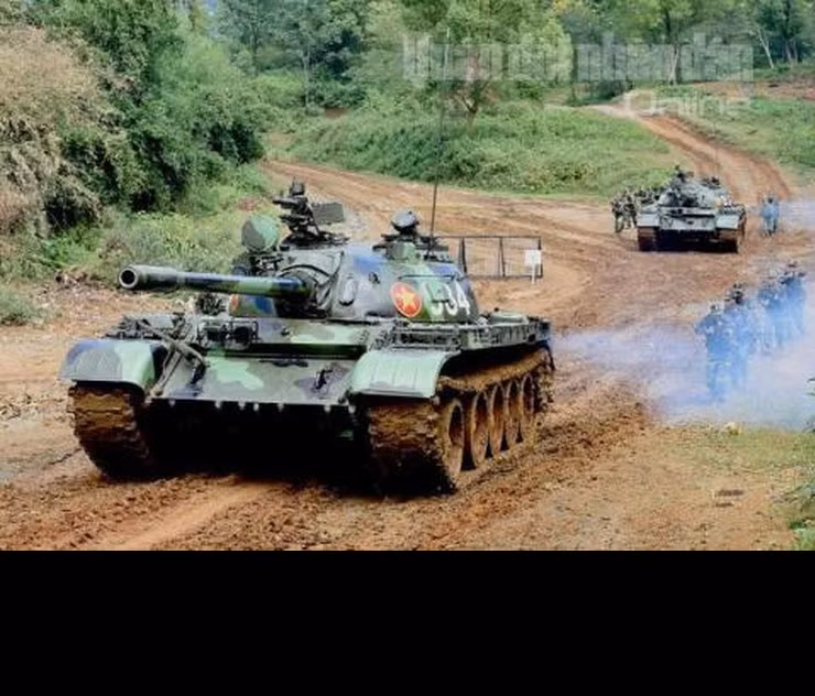 Đầu tiên, chúng ta phải kể đến nắm đấm thép có sức mạnh đáng gờm nhất toàn bộ Binh chủng Tăng - Thiết giáp Việt Nam đóng quân tại ngoại ô thành phố Hà Nội, có trọng trách là lực lượng đột kích mạnh bảo vệ Thủ đô trong trường hợp có chiến tranh xảy ra đó chính là Lữ đoàn 201 đóng tại thị trấn Xuân Mai, huyện Chương Mỹ. Ảnh: Đội hình xe tăng T-55 của Lữ đoàn 201 phối thuộc bộ binh vượt cửa mở.