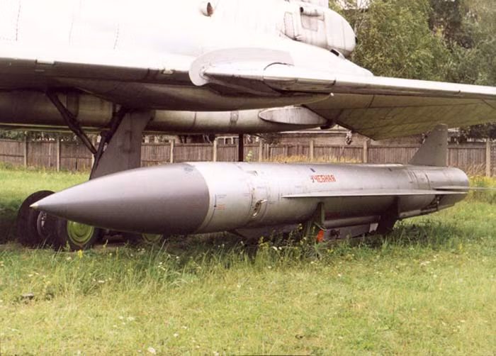 Kh-22 được coi là một vũ khí chống hạm cực mạnh, với tầm bắn xa tới 600 km, vận tốc siêu thanh đạt Mach 4 và đầu đạn nặng 1.000 kg. Ngay cả khi chỉ được trang bị với một đầu đạn thông thường, nó cũng có thể làm tê liệt 1 tàu sân bay cỡ lớn. Tạp chí Air Power của Australian miêu tả, Kh-22 là loại vũ khí "khủng khiếp ở mọi giới hạn". Ảnh: Tên lửa chống hạm Kh-22 do Liên Xô phát triển - Nguồn: Wikipedia.