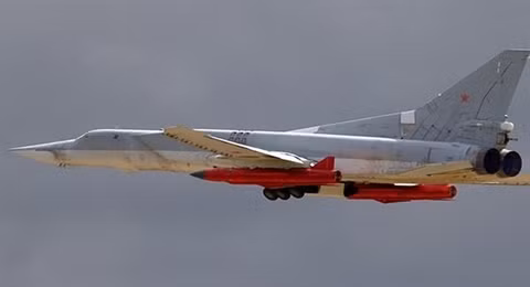 Với tầm bắn tối đa 1.000 km, có nghĩa là tên lửa hành trình Kh-32 có thể được phóng từ ngoài bán kính hoạt động tối đa, của loại tiêm kích hạm chủ lực F/A-18 Super Hornet của Hải quân Mỹ; loại máy bay chiến đấu này có bán kính chiến đấu tối đa khoảng 720 km.