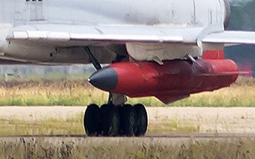 Tên lửa hành trình Kh-32 nặng 6 tấn, có hình dáng như tên lửa hành trình chống hạm Kh-22 và kích thước hình học của chúng hoàn toàn giống nhau. Nhưng ở phiên bản Kh-32, khối lượng đầu đạn giảm, để tăng lượng nhiên liệu mang theo, đồng thời sử dụng động cơ khác mạnh hơn.