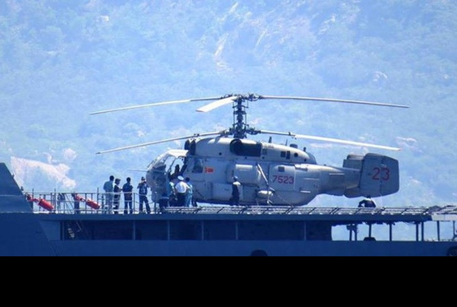 Hiện nay, ta cũng chưa sở hữu các máy bay săn ngầm cánh cố định có mức độ tác chiến cao mà vẫn sử dụng chính cho nhiệm vụ này là các trực thăng săn ngầm Kamov Ka-28. Trực thăng Ka-28 dù cho là loại trực thăng săn ngầm tốt và tiên tiến hiện nay nhưng nó cũng đã có thời gian hoạt động khá tương đối lâu trong biên chế Hải quân ta nên khiến cho việc phát hiện các loại tàu ngầm hiện đại thế hệ mới có thể gặp nhiều khó khăn. Ảnh: Trực thăng Ka-28 phối thuộc tàu hộ vệ tên lửa của Hải quân tác chiến.