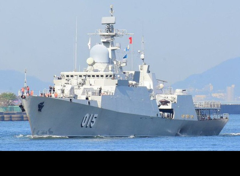 Hiện nay, khả năng chống ngầm của Hải quân Việt Nam đang dựa trên 3 loại phương thức chính đó chính là sử dụng tàu mặt nước, máy bay săn ngầm và tàu ngầm. Tuy nhiên do số lượng tàu ngầm của ta trong biên chế còn khá ít mà lại phải đảm đương trọng trách quản lý một vùng biển rộng lớn nên còn nhiều khó khăn. Như vậy tác chiến săn ngầm sẽ chủ yếu phụ thuộc vào tàu chiến và máy bay chuyên dụng. Ảnh: Tàu hộ vệ tên lửa 015 Trần Hưng Đạo kiêm nhiệm khả năng săn ngầm.