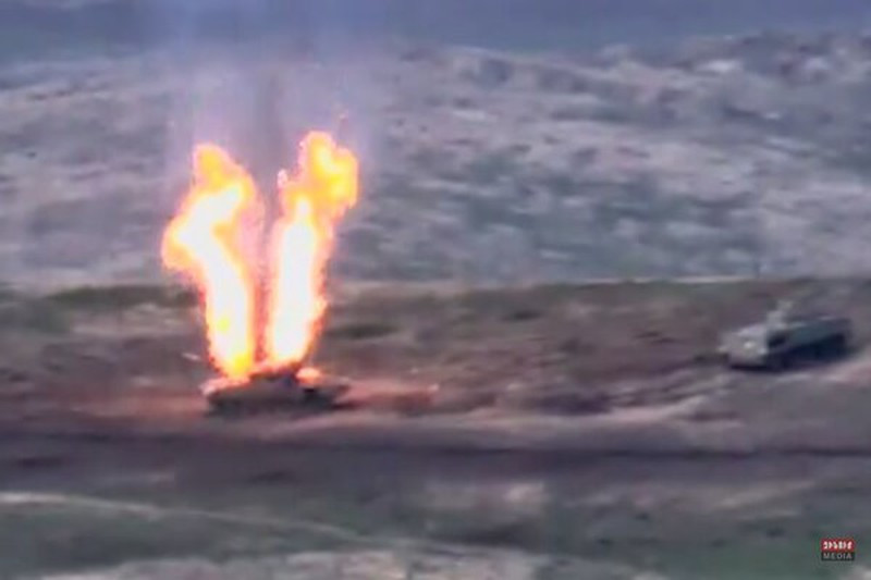 Lực lượng mặt đất của Azerbaijan đang gặp phải rất nhiều khó khăn khi vấp phải tinh thần chiến đấu quả cảm của quân đội Armenia. Theo ước tính do đối phương công bố, Azerbaijan đã bị bắn cháy hơn 200 xe tăng và thiết giáp các loại, bị bắt sống 6 xe bao gồm 2 chiếc T-90S, 1 chiếc BTR-80A và 3 chiếc BMP-2. Ảnh: Một chiếc xe tăng T-72 Aslan của Azerbaijan bị bắn cháy.