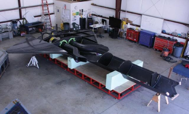 UAV 5GAT sử dụng hai động cơ J58, giống như động cơ được sử dụng trên máy bay huấn luyện T-38 của Mỹ. Điều này cho phép máy bay mục tiêu 5GAT bay ở tốc độ cận âm cao. Ảnh: Quá trình lắp ráp UAV mục tiêu 5GAT - Nguồn: Sina