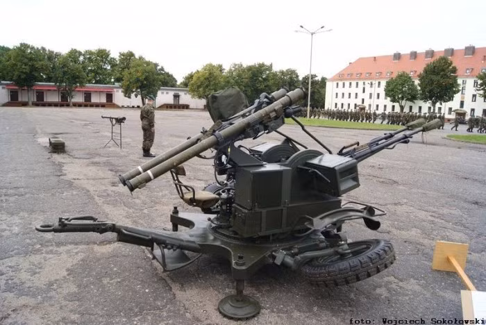 Còn để đối phó với những UAV có tốc độ chậm, nhỏ và bay thấp, hiệu quả nhất là các các hệ thống phòng không tầm ngắn và tầm trung. Những vũ khí được coi là lạc hậu như pháo ZU-23-2, vẫn có thể đánh chặn hiệu quả các máy bay không người lái bay thấp. Ảnh: Pháo phòng không tự hành ZU-23-2 cải tiến - Nguồn: Topwar