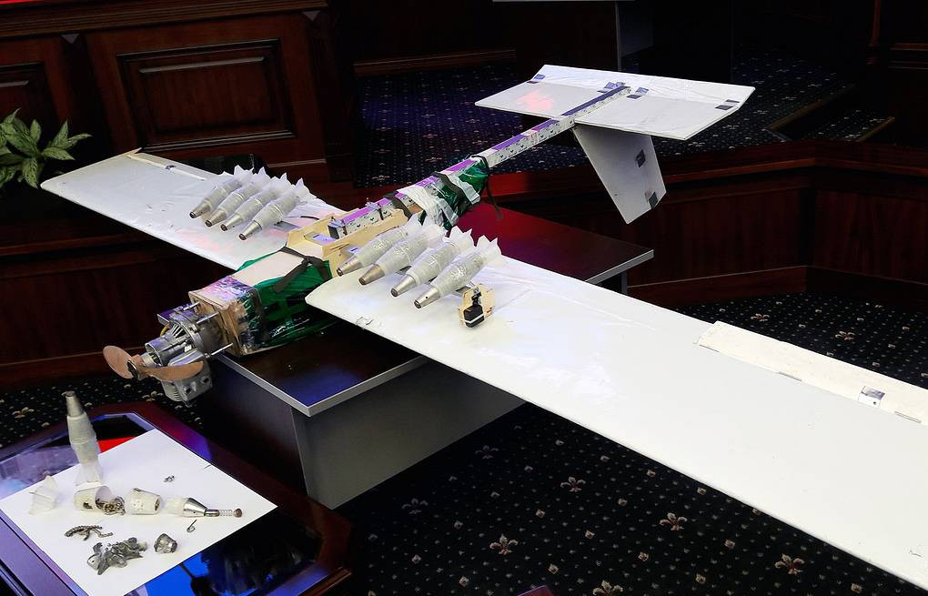 Thực tế chiến trường tại Syria chứng minh, kể từ khi Nga tham gia vào cuộc chiến chống khủng bố tại đây, lực lượng khủng bố đã nhiều lần dùng UAV tiến công căn cứ Không quân Hmeimim của Nga tại Syria, nhưng đã bị lực lượng phòng không của Nga tại đây đánh chặn cực kỳ hiệu quả. Ảnh: UAV bị Nga bắn hạ tại Syria - Nguồn: Topwar