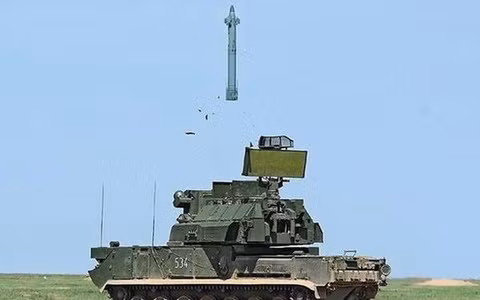 Tuy nhiên, ông Sergey nhận định rằng, hai quốc gia trên đang cố gắng phóng đại sức mạnh của UAV mà họ chế tạo; với khả năng hiện tại của Quân đội Nga, họ hoàn toàn có khả năng tiêu diệt tất cả các UAV của Thổ Nhĩ Kỳ và Israel triển khai ở Nagorno-Karabakh chỉ trong vòng một ngày. Ảnh: Hệ thống phòng không lục quân tầm thấp Tor-M2 của Nga - Nguồn: Topwar