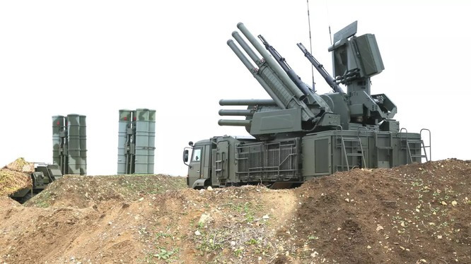 Ngoài ra, một số chuyên gia quân sự Israel và Thổ Nhĩ Kỳ nhận xét rằng, quân đội Nga không có bất kỳ loại vũ khí nào có khả năng ngăn chặn hiệu quả máy bay không người lái có tốc độ bay thấp, chậm, nhỏ cũng như mức độ phản xạ radar rất yếu. Ảnh: Hệ thống tên lửa - pháo phòng không tầm thấp Pantsir S-1, chuyên bảo vệ hệ thống phòng không tầm xa - Nguồn: Topwar