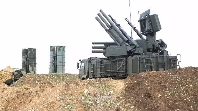 Ngoài ra, một số chuyên gia quân sự Israel và Thổ Nhĩ Kỳ nhận xét rằng, quân đội Nga không có bất kỳ loại vũ khí nào có khả năng ngăn chặn hiệu quả máy bay không người lái có tốc độ bay thấp, chậm, nhỏ cũng như mức độ phản xạ radar rất yếu. Ảnh: Hệ thống tên lửa - pháo phòng không tầm thấp Pantsir S-1, chuyên bảo vệ hệ thống phòng không tầm xa - Nguồn: Topwar
