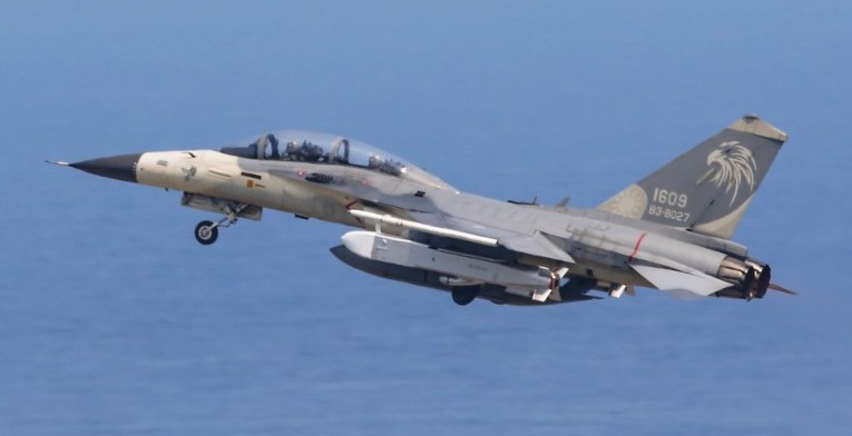 Một số chuyên gia Trung Quốc nhận định, tên lửa hành trình Vạn Kiếm của Đài Loan thực chất là bom chùm; nhưng hiện tại, Quân đội Trung Quốc đang sở hữu nhiều loại tên lửa hành trình với công nghệ tốt hơn. Trung Quốc phát triển nhiều loại bom chùm, một số đã xuất khẩu, và từng nhiều lần được giới thiệu trong các triển lãm hàng không.