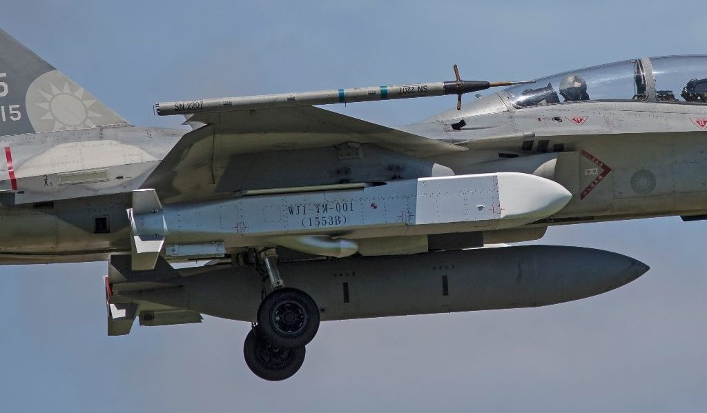 Tuy nhiên ngày 15/11, Thời báo Hoàn Cầu, một tập san của tờ Nhân Dân Nhật báo, cơ quan ngôn luận của đảng Cộng sản Trung Quốc, đăng bài viết dẫn lời các chuyên gia quân sự nước này cho rằng, tên lửa Vạn Kiếm của Đài Loan không thể đạt được năng lực chiến đấu như truyền thông Đài Loan tuyên truyền.