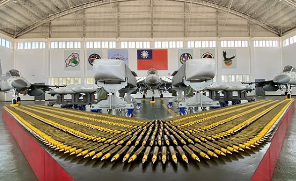 Chuyên gia này nhận định, nếu tiêm kích Đài Loan kịp phóng một số tên lửa Vạn Kiếm trước khi bị tiêu diệt, số tên lửa này cũng trở nên vô dụng bởi chúng có thể bị phòng không của quân đội Trung Quốc (PLA) bắn hạ do bay với vận tốc thấp, dễ bị radar phát hiện.