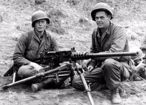 Không chỉ có tác dụng phòng không, M2 Browning còn có sức sát thương khủng khiếp khi chế áp rất hiệu quả đội hình bộ binh địch tấn công, đạn 12.7mm có sức sát thương vô cùng ghê gớm, thậm chí là có thể xuyên thủng được lớp giáp bảo vệ của các loại xe bọc thép hạng nhẹ, tiêu diệt xe cơ giới, phương tiện di chuyển của đối phương, tàu bè,..