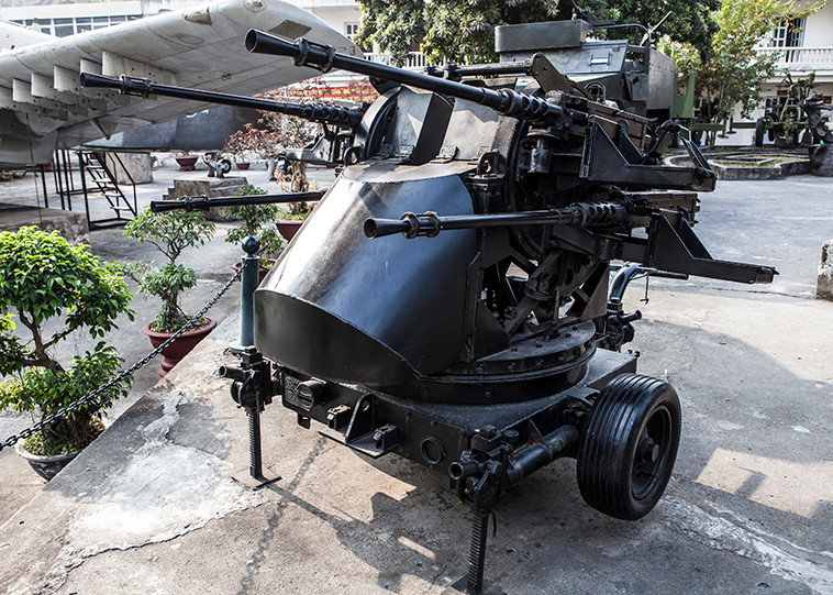 Súng máy M2 Browning có trọng lượng chỉ 38kg và 58kg khi bổ sung giá 3 chân, nhẹ hơn rất nhiều so với đối thủ của nó do Liên Xô chế tạo gần như cùng thời đó là mẫu DShK. M2 có tốc độ bắn 450 - 460 phát/phút, sơ tốc đầu nòng 890m/s, tầm bắn hiệu quả 1.500m và tối đa là 3.000m.