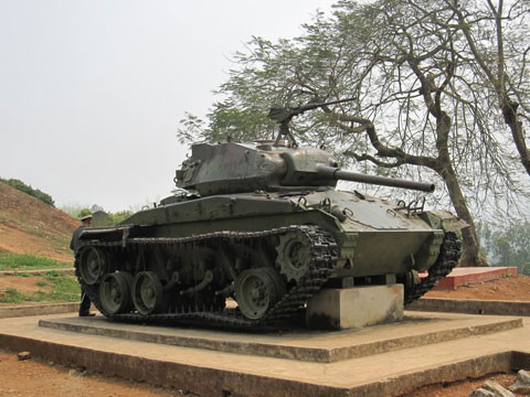 Loại súng máy này đã được Mỹ viện trợ cho Pháp trong những năm tháng chúng thực hiện cuộc chiến tranh Đông Dương lần thứ 2 bao gồm các khẩu đội rời và các khẩu được gắn trên xe cơ giới, xe thiết giáp, xe tăng. Sau này trong các trận giao tranh với ta, bộ đội ta có thu được một cơ số và bổ sung vào đội hình chiến đấu bởi sự thiếu thốn về khí tài hỏa lực hạng nặng của ta cũng như tính hiệu quả và sức sát thương cao của mẫu súng này.