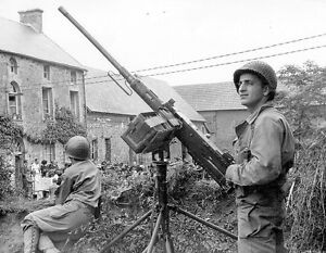 Tuy nhiên ít ai biết rằng, không chỉ có loại súng máy phòng không DShK 12.7mm nổi tiếng do Liên Xô chế tạo và phiên bản của nó do Trung Quốc sản xuất là Type-54 được bộ đội Việt Minh sử dụng hòng “vít cổ” những phi cơ của Thực dân Pháp, mà bên cạnh đó, ta còn sử dụng số lượng súng máy phòng không M2 Browning .50cal cũng nổi tiếng không kém cạnh do Mỹ sản xuất.