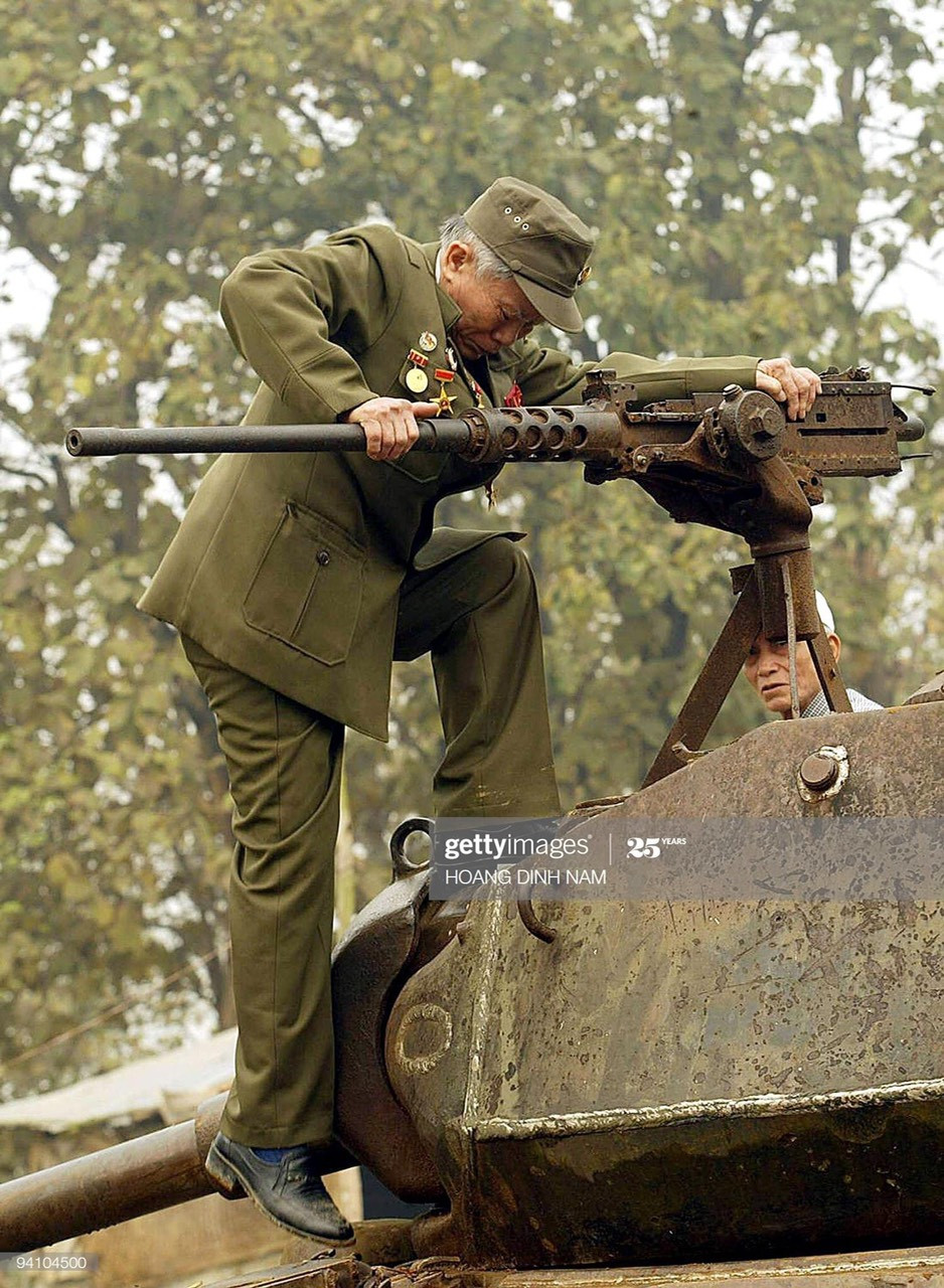 Súng máy M2 Browning sử dụng đạn 12.7x99mm (.50cal) chuẩn NATO, được người Mỹ thiết kế và chế tạo từ những năm 1930 và phải nói là một mẫu súng máy hạng nặng vô cùng thành công, thậm chí là một thiết kế kinh điển mà đến nay vẫn chưa có sản phẩm nào có thể thay thế nó trong biên chế của Quân đội Mỹ hiện đại.