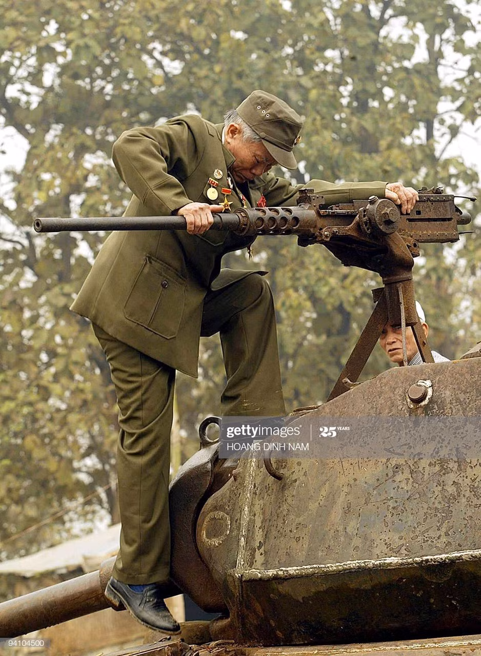 Súng máy M2 Browning sử dụng đạn 12.7x99mm (.50cal) chuẩn NATO, được người Mỹ thiết kế và chế tạo từ những năm 1930 và phải nói là một mẫu súng máy hạng nặng vô cùng thành công, thậm chí là một thiết kế kinh điển mà đến nay vẫn chưa có sản phẩm nào có thể thay thế nó trong biên chế của Quân đội Mỹ hiện đại.